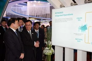 越南政府副总理黄忠海参观本次展览会。